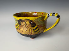 Load image into Gallery viewer, Bee mugs

