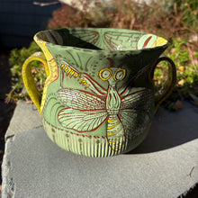 Load image into Gallery viewer, Praying Mantis vessel
