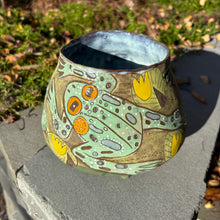 Load image into Gallery viewer, Frog vase
