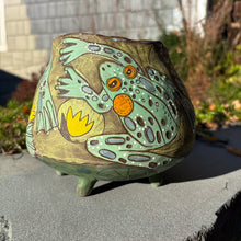 Load image into Gallery viewer, Frog vase
