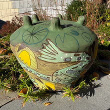 Load image into Gallery viewer, Frog vase
