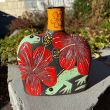 Load image into Gallery viewer, Gecko and hibiscus Vessel
