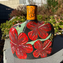 Load image into Gallery viewer, Gecko and hibiscus Vessel

